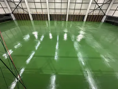 Pistă de atletism roșie cu marcaje World Athletics — lucrare #1, instalată de Atess Professional Flooring