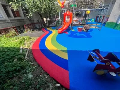 Pistă de atletism roșie cu marcaje World Athletics — lucrare #2, instalată de Atess Professional Flooring
