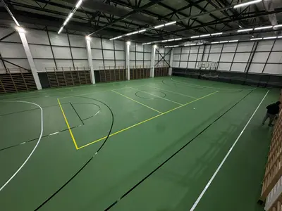 Pistă de atletism roșie cu marcaje World Athletics — lucrare #4, instalată de Atess Professional Flooring