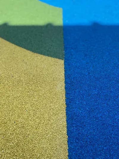 Pistă de atletism roșie cu marcaje World Athletics — lucrare #5, instalată de Atess Professional Flooring