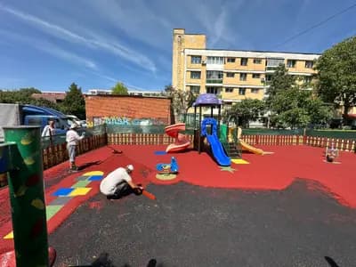 Pistă de atletism roșie cu marcaje World Athletics — lucrare #6, instalată de Atess Professional Flooring