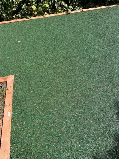 Pistă de atletism roșie cu marcaje World Athletics — lucrare #7, instalată de Atess Professional Flooring