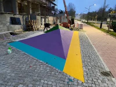 Pistă de atletism roșie cu marcaje World Athletics — lucrare #8, instalată de Atess Professional Flooring