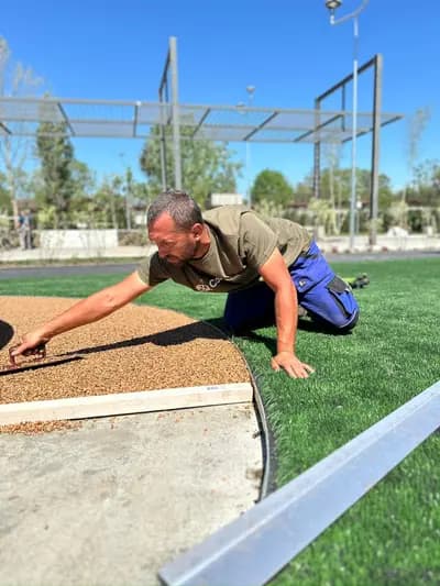 Pistă de atletism roșie cu marcaje World Athletics — lucrare #9, instalată de Atess Professional Flooring
