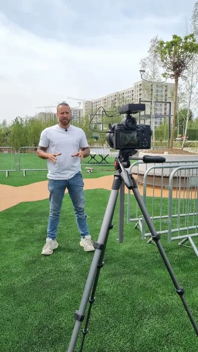 Pistă de atletism roșie cu marcaje World Athletics — lucrare #10, instalată de Atess Professional Flooring