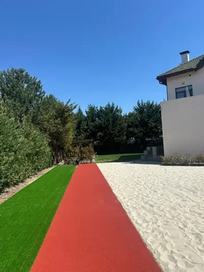 Pistă de atletism roșie cu marcaje World Athletics — lucrare #12, instalată de Atess Professional Flooring