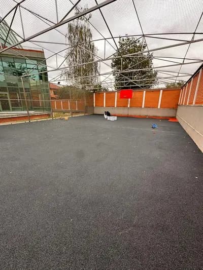 Pistă de atletism roșie cu marcaje World Athletics — lucrare #13, instalată de Atess Professional Flooring