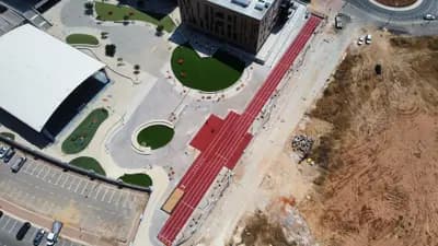 Pistă de atletism roșie cu marcaje World Athletics — lucrare #14, instalată de Atess Professional Flooring