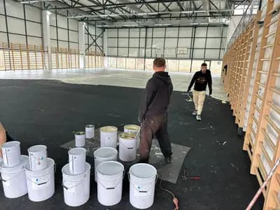 Pistă de atletism roșie cu marcaje World Athletics — lucrare #15, instalată de Atess Professional Flooring