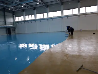 Pistă de atletism roșie cu marcaje World Athletics — lucrare #16, instalată de Atess Professional Flooring