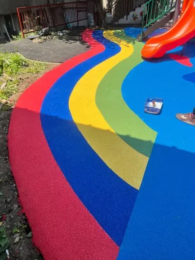 Pistă de atletism roșie cu marcaje World Athletics — lucrare #17, instalată de Atess Professional Flooring