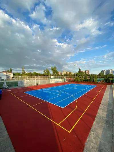 Pistă de atletism roșie cu marcaje World Athletics — lucrare #18, instalată de Atess Professional Flooring