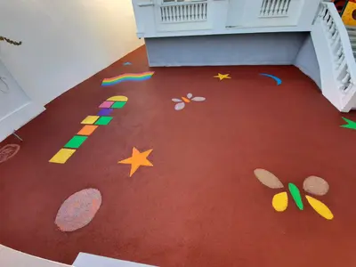 Pistă de atletism roșie cu marcaje World Athletics — lucrare #21, instalată de Atess Professional Flooring