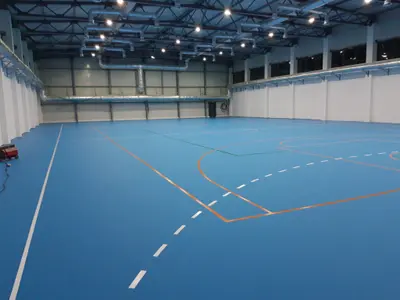 Pistă de atletism roșie cu marcaje World Athletics — lucrare #25, instalată de Atess Professional Flooring