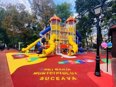 Pistă de atletism roșie cu marcaje World Athletics — lucrare #26, instalată de Atess Professional Flooring