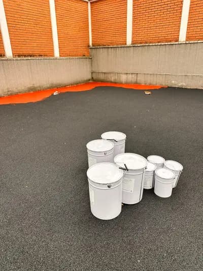 Pistă de atletism roșie cu marcaje World Athletics — lucrare #27, instalată de Atess Professional Flooring
