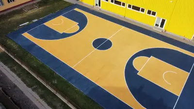 Pistă de atletism roșie cu marcaje World Athletics — lucrare #28, instalată de Atess Professional Flooring