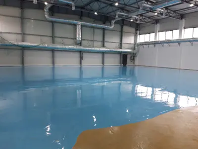 Pistă de atletism roșie cu marcaje World Athletics — lucrare #29, instalată de Atess Professional Flooring