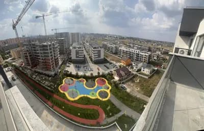 Pistă de atletism roșie cu marcaje World Athletics — lucrare #30, instalată de Atess Professional Flooring