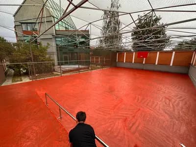 Pistă de atletism roșie cu marcaje World Athletics — lucrare #31, instalată de Atess Professional Flooring