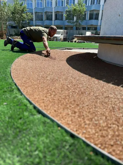 Pistă de atletism roșie cu marcaje World Athletics — lucrare #32, instalată de Atess Professional Flooring