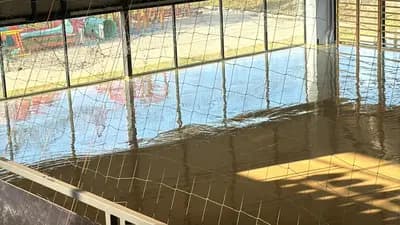 Pistă de atletism roșie cu marcaje World Athletics — lucrare #33, instalată de Atess Professional Flooring