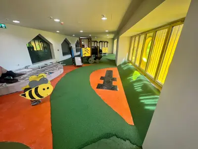 Pistă de atletism roșie cu marcaje World Athletics — lucrare #34, instalată de Atess Professional Flooring
