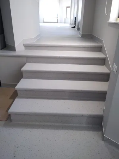 Pistă de atletism roșie cu marcaje World Athletics — lucrare #35, instalată de Atess Professional Flooring
