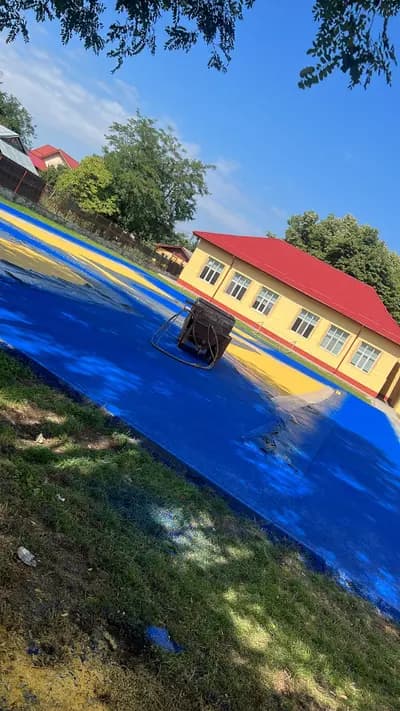 Pistă de atletism roșie cu marcaje World Athletics — lucrare #36, instalată de Atess Professional Flooring