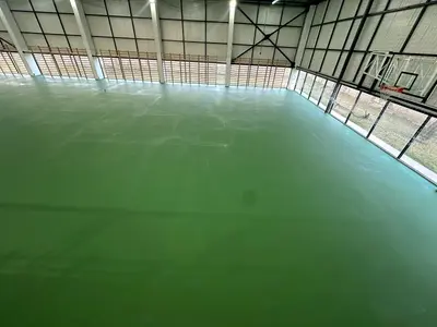Pistă de atletism roșie cu marcaje World Athletics — lucrare #37, instalată de Atess Professional Flooring
