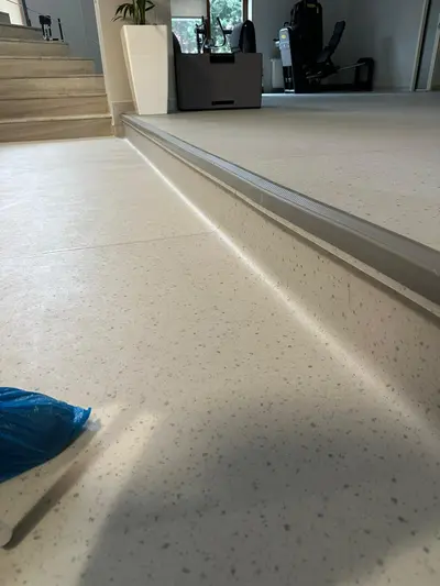 Pistă de atletism roșie cu marcaje World Athletics — lucrare #38, instalată de Atess Professional Flooring