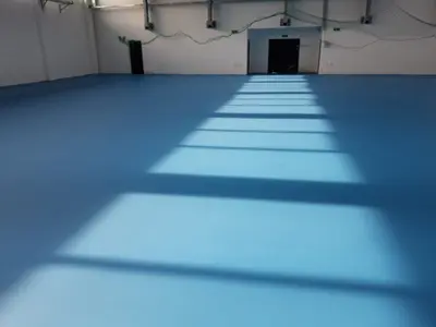 Pistă de atletism roșie cu marcaje World Athletics — lucrare #39, instalată de Atess Professional Flooring