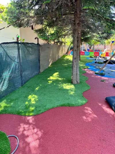 Pistă de atletism roșie cu marcaje World Athletics — lucrare #40, instalată de Atess Professional Flooring