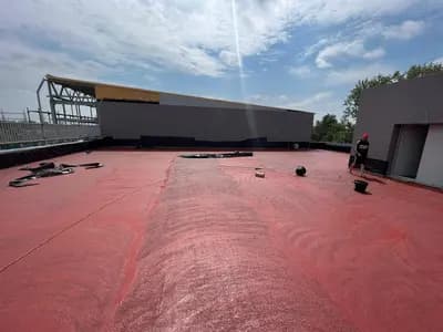 Pistă de atletism roșie cu marcaje World Athletics — lucrare #41, instalată de Atess Professional Flooring