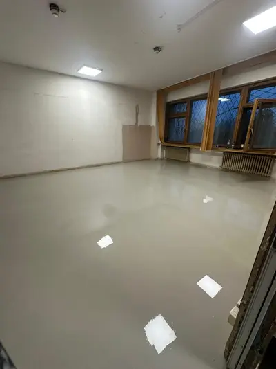 Pistă de atletism roșie cu marcaje World Athletics — lucrare #42, instalată de Atess Professional Flooring