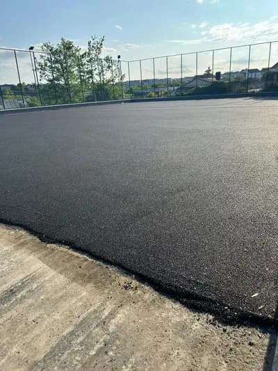 Pistă de atletism roșie cu marcaje World Athletics — lucrare #44, instalată de Atess Professional Flooring