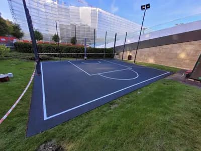 Pistă de atletism roșie cu marcaje World Athletics — lucrare #45, instalată de Atess Professional Flooring