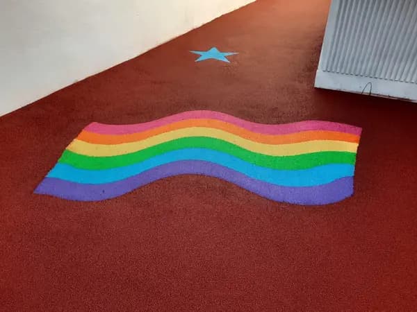 Loc de joacă cu pardoseală EPDM colorată — lucrare #1, instalat de Atess Professional Flooring