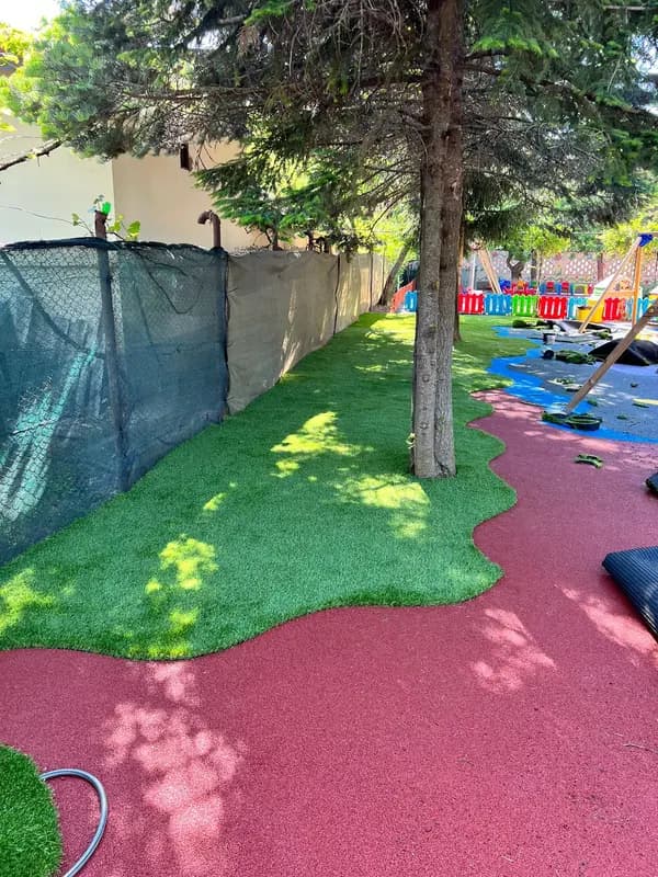 Loc de joacă cu pardoseală EPDM colorată — lucrare #3, instalat de Atess Professional Flooring