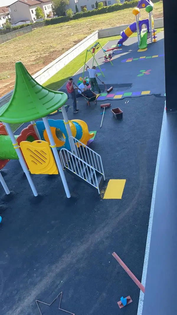 Loc de joacă cu pardoseală EPDM colorată — lucrare #4, instalat de Atess Professional Flooring