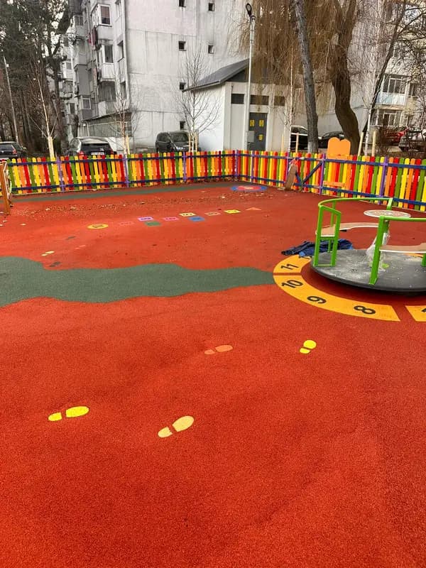 Loc de joacă cu pardoseală EPDM colorată — lucrare #5, instalat de Atess Professional Flooring