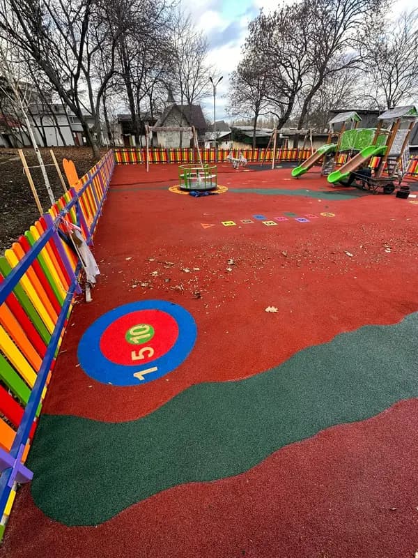Loc de joacă cu pardoseală EPDM colorată — lucrare #6, instalat de Atess Professional Flooring