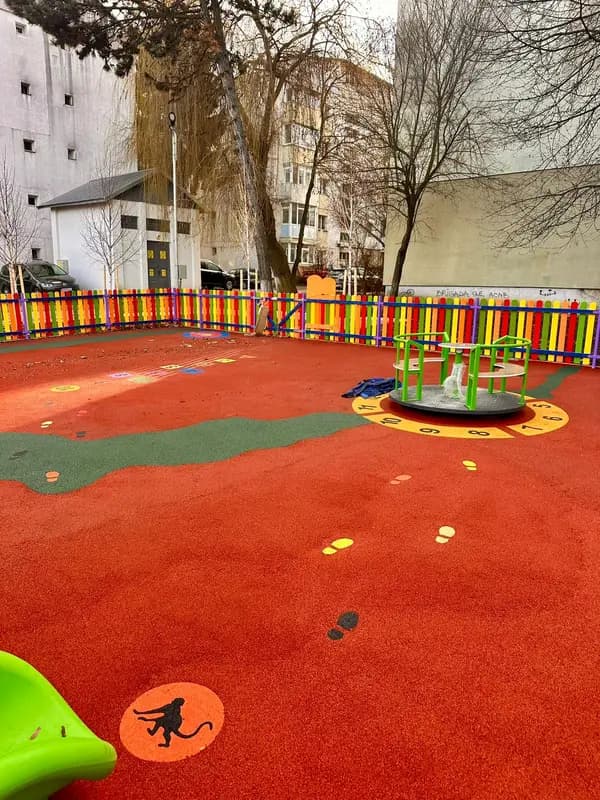 Loc de joacă cu pardoseală EPDM colorată — lucrare #7, instalat de Atess Professional Flooring