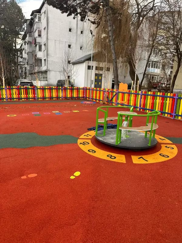 Loc de joacă cu pardoseală EPDM colorată — lucrare #9, instalat de Atess Professional Flooring