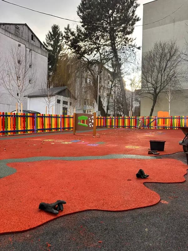 Loc de joacă cu pardoseală EPDM colorată — lucrare #10, instalat de Atess Professional Flooring